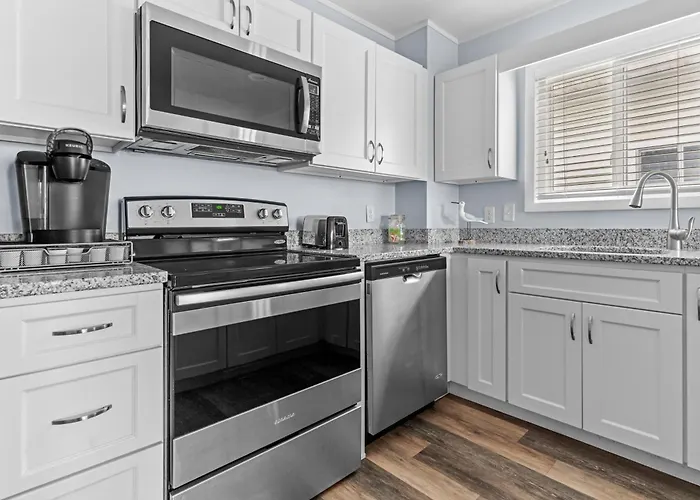 Renovated 3br Short Walk To Right By The Turtle *